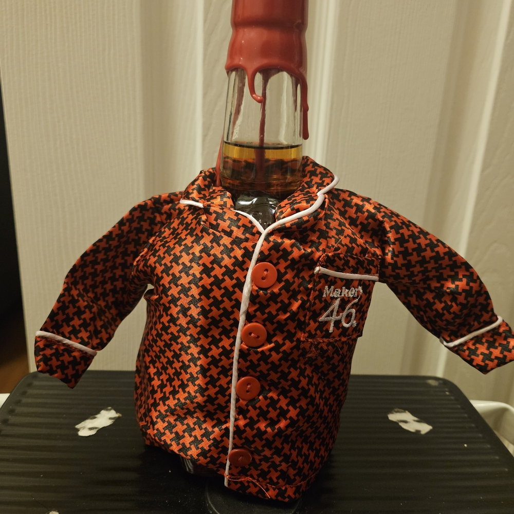 MAKERS MARK Stylish Red and Black Bottle Cover